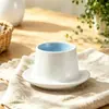 Conjunto de louça de cerâmica estilo Ins, incluindo tigelas, pratos, uma chaleira estilosa, uma caneca e um prato em formato de pétala - uma combinação luxuosa e esteticamente agradável de utensílios de cozinha para uso doméstico.