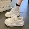 Zapatos blancos de suela gruesa con textura Songgao para mujer, nuevo estilo de moda 2025 para patineta, versión coreana para estudiantes, zapatos deportivos casuales