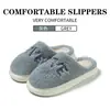 Venta al por mayor de pantuflas de algodón de invierno para mujer, nuevo estilo 2026, antideslizantes, cálidas, de color liso, para uso en interiores en casa, con suela gruesa, forradas de felpa y esponjosas