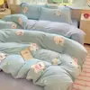 Nuevo juego de ropa de cama de cuatro piezas de terciopelo de leche engrosado, con lindos diseños de dibujos animados, una funda de edredón y una sábana suave y cómoda, adecuado para estudiantes y perfecto para el invierno