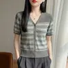 26 Verano Nuevo Lana Fina Rayas Bloque de Color Cuello en V Tejido Manga Corta Camiseta para Mujer Versátil Holgada de Moda Ropa de Punto