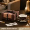 Conjunto de xícara e pires de café de alta qualidade e requintado em uma caixa de presente - um presente de casamento ou de inauguração de casa elegante e luxuoso