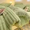 Conjunto de Roupa de Cama Espesso de Veludo Leiteiro de Inverno com Quatro Peças Lençol de Cama de Veludo Pelúcia de Coelho Capa de Edredom Roupa de Cama de Três Peças para Dormitório de Veludo Coral