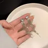 Brincos Longos com Franjas para Pendurar na Orelha para Mulheres, Apresentando um Design Simples, Único e Elegante com um Toque Cool e Sofisticado