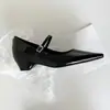 Sapatos Mary Jane pretos estilo francês com salto grosso, bico fino e plataforma oculta, scarpins de corte baixo, nova coleção 2025