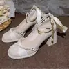 Saltos altos grossos estilo francês para mulheres, adequados para combinar com saias, versáteis para o uso diário, sapatos de noiva acetinados HeXiu, sapatos de noiva de uso duplo