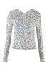 Conjunto de jaqueta curta com zíper e capuz iaiamgia slim fit e calça com estampa de letras e design de costura em contraste