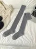Calcetines altos de punto trenzado de cachemira estilo retro japonés para mujer de otoño e invierno, color liso, de cintura alta, calcetines de tubo largos youjiaxiu