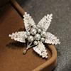 Broche clásico de hoja de arce con microcirconio de alta calidad y cuentas de lima, chapado en oro, accesorio de moda para chaqueta de traje con forma de hoja que combina con todo.