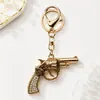 Chaveiro de carro estilo europeu e americano com formato de pistola, chaveiro de metal fofo para homens e mulheres, pingente para bolsa de casal, presente personalizado