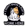 Broche de metal esmaltado em formato de gato transfronteiriço, emblema de animal criativo com letras em inglês, decoração versátil para mochilas e jaquetas