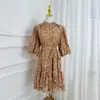 Foto Real de Roupas Femininas para Comércio Exterior: Vestido Curto de Renda Estilo Corte Europeu, Soltinho, com Cinto e Bordas Elegantes Franzidas