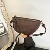 Bolsa pequena de ombro com padrão trançado moderno e estiloso para mulheres, nova bolsa retro de meia-lua de alto valor, bolsa de ombro e transversal para o dia a dia