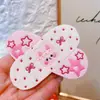 8211 Banda Adhesiva Creativa Cruzada Cinta Mágica Calcomanía de Flequillo Fresco Floral Sin Costuras Calcomanía de Pelo para la Frente de Oso para Mujeres