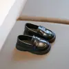 Sapatos de Couro para Meninas 2025 Estilo Novo de Primavera Sapatos Infantis para Idades 1-12 Estilo Britânico Sapatos Slip-On com Solado Macio para Estudantes