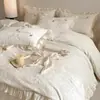 Conjunto de cama de quatro peças de veludo de leite, grau A, seguro para bebês, antiestático e espesso, com design estilo princesa, bordado quente e uma capa de edredom adequada para o inverno