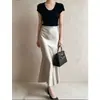 Un Conjunto Completo de Atuendos Ootd con un Toque de Lujo, Camiseta de Manga Corta, Estilo Veraniego Adelgazante y Elegante, Traje de Falda de Satén para Mujer