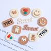 Desenho animado smiley rosto biscoito outono e inverno diy creme cola caso de telefone cocar hairpin jóias acessórios de resina Inglês placa de palavra