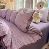 Novo Conjunto de Quatro Peças de Gaze Ondulada Cor Sólida Dobras Texturizadas Borda de Corda de Cânhamo Envelope Vermelho Macio e Confortável Roupa de Cama para Dormitório Estudantil