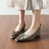 Sapatos de Salto Anabela Confortáveis com Bico Quadrado e Laço Femininos 2026 Outono Novo Estilo Dobrados Couro Macio Temperamento para o Trabalho Mocassins de Salto Alto