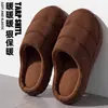 Nuevas pantuflas de algodón impermeables para hombre, adecuadas para otoño e invierno, diseñadas para uso en interiores, con suelas antideslizantes, que brindan calidez y cuentan con un diseño simple y ligero que también se puede usar al aire libre. Disponible al por mayor para estilos de mujer