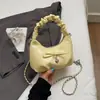 Bolsa Pequena Plissada com Laço Estilo Novo Primavera 2026 Bolsa de Mão Feminina Retrô Bolsa Nuvem Bolsa Transversal com Corrente Bolsa de Trabalho