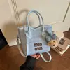Tela de Alta Calidad con un Tacto Elegante y Sofisticado, Bolso Cruzado de Viaje Exquisito de Moda con Letras de Celebridad de Internet 2026
