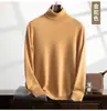 Nuevo suéter de cachemira para hombre de otoño e invierno con cuello alto, jersey de punto de color liso, suéter versátil y cálido para usar como capa base