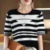 Verano 2026 Nuevo Tejido de Algodón Puro Cuello Polo Intarsia Blanco y Negro Estilo Coreano Bloque de Color Rayado Top Versátil para Mujeres Elegantes