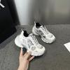 2025 Primavera e Verão Novo Mesh Solado Grosso Aumento Cadarço Casual Versátil Esportivo Tênis de Pai Estudantes Femininos Sapatos da Moda