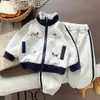 Traje Moderno para Meninos 2025 Primavera e Outono Nova Moda Bebê Desenho Animado Coreano Etiqueta de Cachorrinho Conjunto Esportivo de Duas Peças