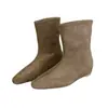 Botas femininas de tornozelo estilo francês para o Outono/Inverno de 2026 com salto oculto, em acabamento Maillard cor de café, apresentando um ajuste justo, bico quadrado e design de bota Martin