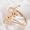 Joia Cruzada Europeia e Americana, Pulseira Dourada Estilo Coreano Simples com Flor e Pérola Incrustada, Bracelete Fashion Retro Exagerado para Mulheres