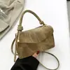 Nova bolsa de design de nicho 2026, bolsa transversal moderna e texturizada, bolsa feminina versátil retrô e simples, na moda