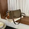 Bolsa Feminina de Um Ombro com Rebites Moda Popular 2026 Nova Bolsa Simples Textura de Bolinho Tendência Ombro Cruzado Bolsa Feminina