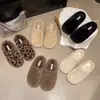 Sapatos quentinhos de sola grossa e pelúcia para mulheres, novos tamancos preguiçosos de calçar rápido para outono e inverno, com bico fechado