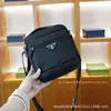 Nueva Marca P Comercio Exterior 2024 Nuevo Estilo Europeo y Americano Bolso Cruzado para Hombre con Logo Triangular Estampado Cremallera Bolso de Hombro de Moda Bolso para Hombre