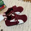 Tênis de treino alemão forrado com fleece feminino, novo modelo de inverno 2026, sapatos quentes de algodão, tênis baixos, tênis esportivos casuais versáteis populares
