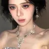 Colar e Brinco com Franja Totalmente Cravejados em Diamante Gota d'Água Super Brilhante para Mulheres, Acessório de Pescoço Corrente de Clavícula com Design de Nicho de Luxo Leve Estilo Palácio