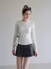 Camiseta de manga larga color blanco roto con letra bordada para mujer, nuevo diseño de otoño, corte ajustado, top de capa base con línea de hombro normal