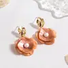 Brincos de Tarraxa Flor de Acrílico Plissado Agulha de Prata Transfronteiriços Europeus e Americanos Estilo Moda para o Dia a Dia Brincos com Senso de Design Simples Adornos de Orelha para Mulheres