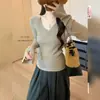 Camiseta básica de punto con cuello en V y manga acampanada, top de manga larga para mujer para principios de otoño e invierno, suéter acanalado de alta gama con escote bajo