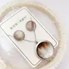 Nuevo especial transfronterizo explosión de tendencia europea y americana titanio acero alta calidad color collar pendientes traje femenino joyería de concha real