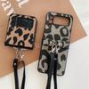 Para Samsung Z Flip4 Capa Dobrável Estampa de Leopardo com Cordão Transversal ZFlip6 Capa de Couro Capa Protetora Resistente a Quedas P50