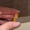 "Osmanthus Dourado nas Pontas dos Dedos" Anel de Osmanthus Dourado Escovado e Cravejado com Diamantes, Novo Estilo Outono e Inverno, Anel de Dedo Indicador Empilhável de Alta Qualidade para Mulheres
