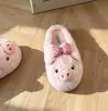 Pantuflas de algodón gruesas con suela gruesa en forma de cerdo, estilo lindo y dulce, colección otoño/invierno 2026, forradas de felpa para abrigar, diseño fácil de poner, perfectas para usar en interiores