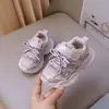 Zapatillas deportivas para niños con suelas blandas, nuevo modelo otoño 2026, zapatos tipo dad de malla transpirable para niños, zapatillas de correr antideslizantes para niñas, modernos