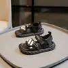 Sandálias Infantis 2026 Verão Novo Estilo para Crianças Maiores com Tiras de Velcro, Sapatos Esportivos de Praia Leves com Solado Macio para Meninas Tendência