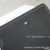 Bolso de Mano Largo para Hombre W Baolong de Piel de Vaca Negra con Grano, Logo de Joyería, Simple, Combinable