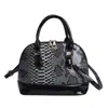 Charol Brillante Mujer Patrón de Piel de Serpiente Nuevo Estilo 2026 Elegante Texturizado Cruzado Hombro Bolso de Mano para Viajes Bolso Tipo Concha